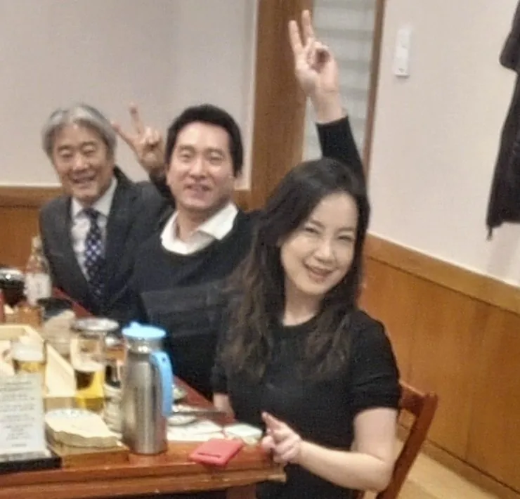 정기 모임 후 저녁 자리에서 동료들과 함께한 정예진 대표