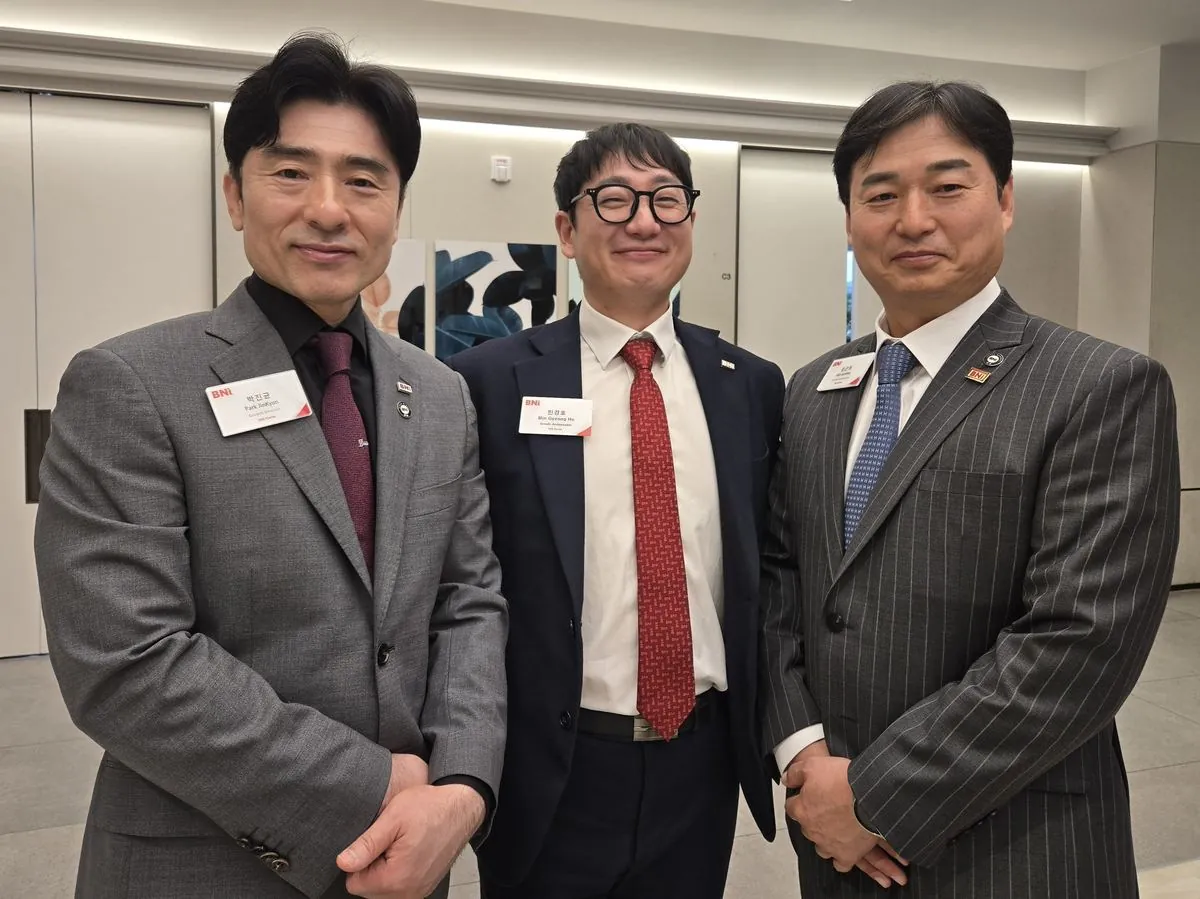 BNI 행사장에서 박진균 그로스 디렉터, 민경호 그로스 앰버서더, 김근희 앰버서더가 나란히 선 모습